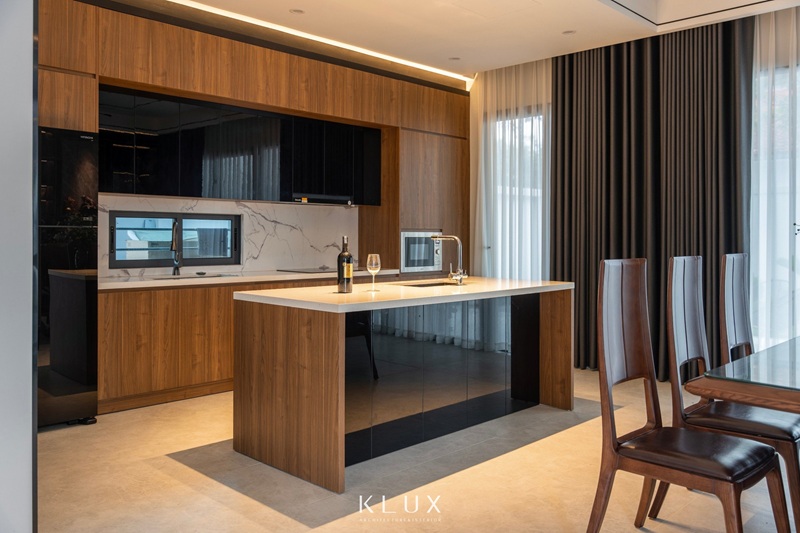 Khu vực bếp nấu và bàn đảo được ốp vân đá sang trọng 