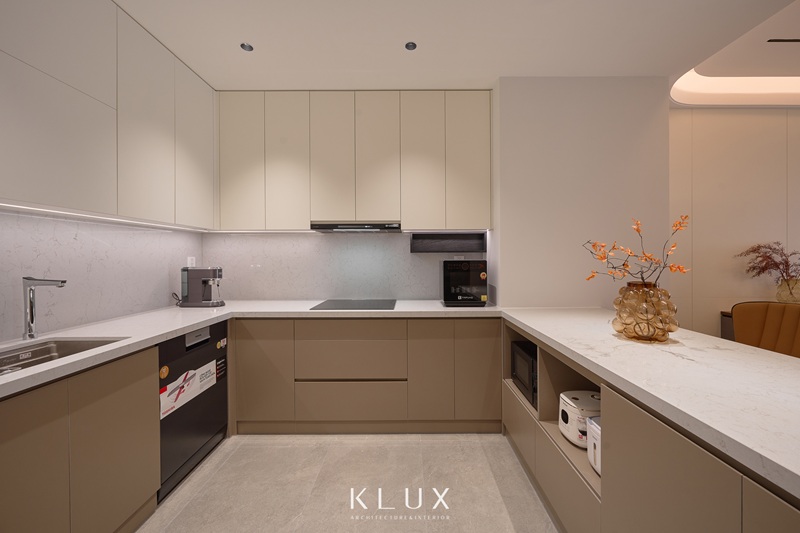 Thiết kế hệ tủ bếp trên và dưới giúp tăng thêm khả năng lưu trữ tối đa