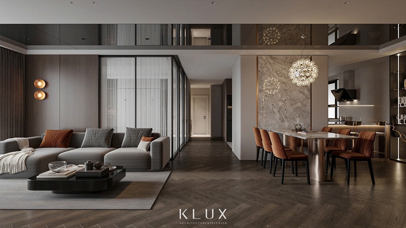 Ánh sáng vàng ấm cùng các vật liệu gỗ tối màu tạo chiều sâu cho không gian 