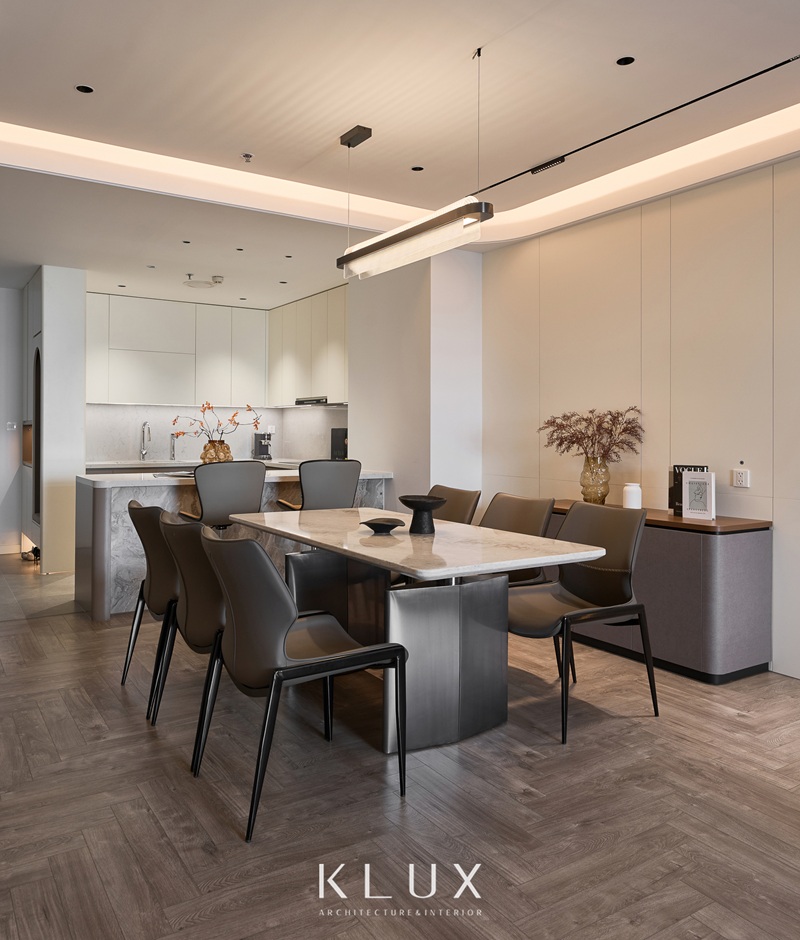 Khu vực phòng bếp ấm cúng với hệ bàn đảo tiện lợi, tăng khả năng lưu trữ tối đa