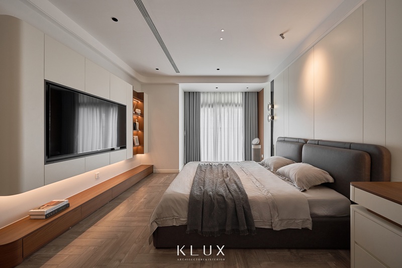 Phòng ngủ master rộng rãi đồng bộ với tổng thể thiết kế không gian 